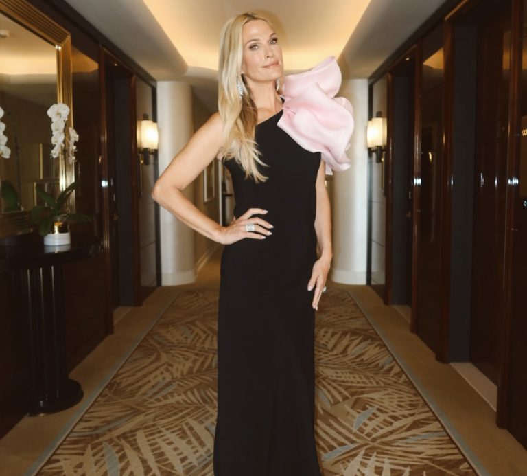 H Molly Sims με φόρεμα Celia Kritarioti